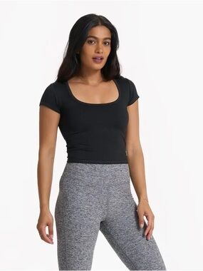 Vuori Heather Black Short Sleeve Halo Crop